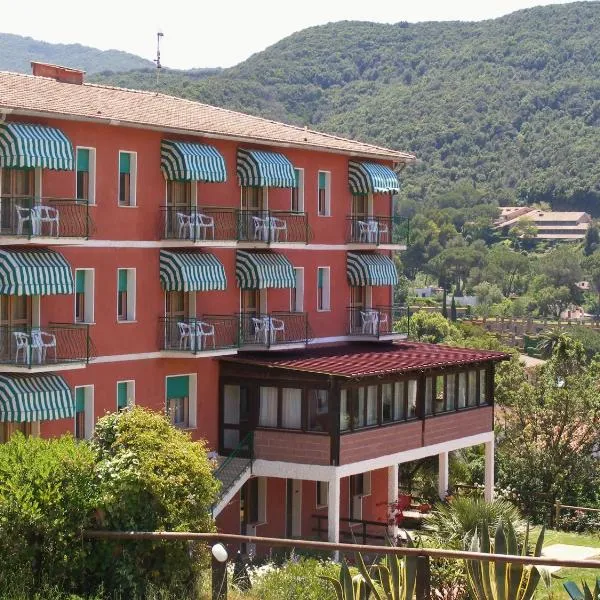 Hotel La Feluca、ポルトフェッラーイオのホテル