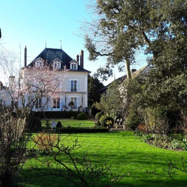 Demeure centre village, hotel in Saint-Martin-de-Bréthencourt