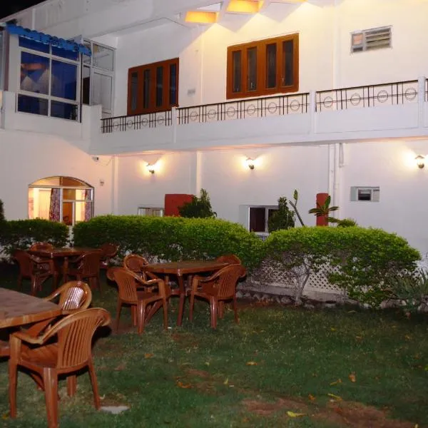 Hotel Sugandh Retreat- Near Sindhi Camp Bus station, hotel em Jaipur