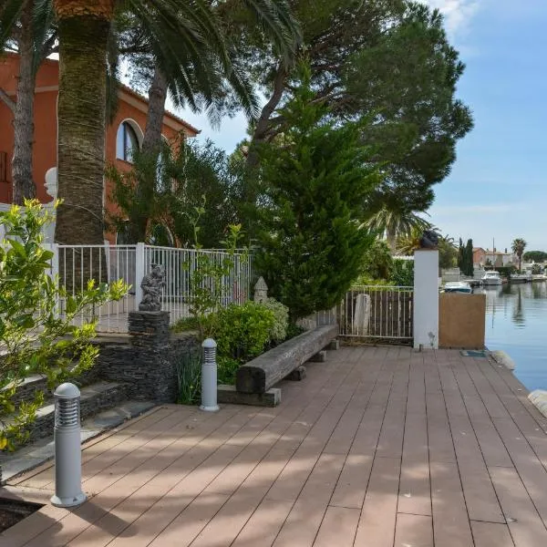 Villa Requesens on Canal, hotel v destinaci Empuriabrava