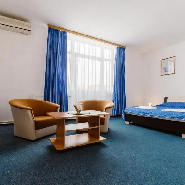 Hotel Iris、Tîrnăveniのホテル
