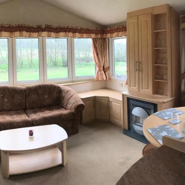 Yeovil Accomodation Business & Pleasure, 2 dble Bedrooms, Bathroom en-suite, Kitchen, Lounge, Diner, Garden, 365 acres Forest & Streams, Workers huts available with lrge Van parking, hotel in Barrington