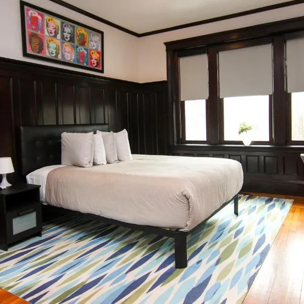 A Stylish Stay with a King Bed and Heated Floors #27, hotel v destinaci Brookline