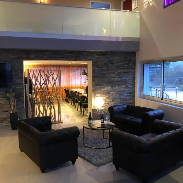 Hôtel L'ange de la vallée – hotel w mieście Oyonnax