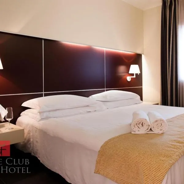 Home Club Suite Hotel, hotell i Cosenza