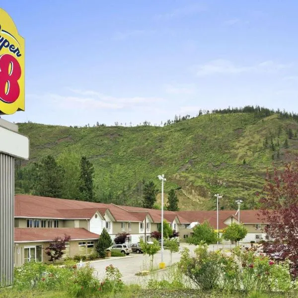 Super 8 by Wyndham West Kelowna BC, hotel di Westbank