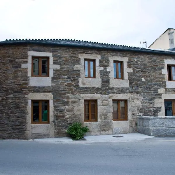 PENSION SERRANO, hotelli kohteessa Sarria