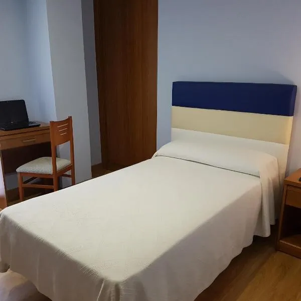 HOSTAL CAMELOT, hotel en Vega de Espinareda