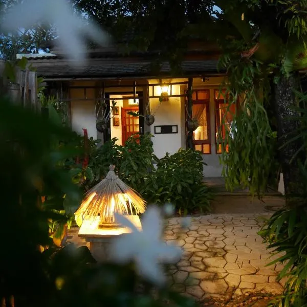 Bangtao Beach Chalet Resort, hotel v destinaci pláž