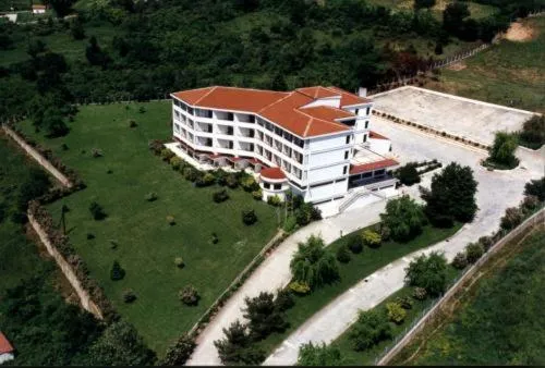 King Alexander, hotel Lerinben