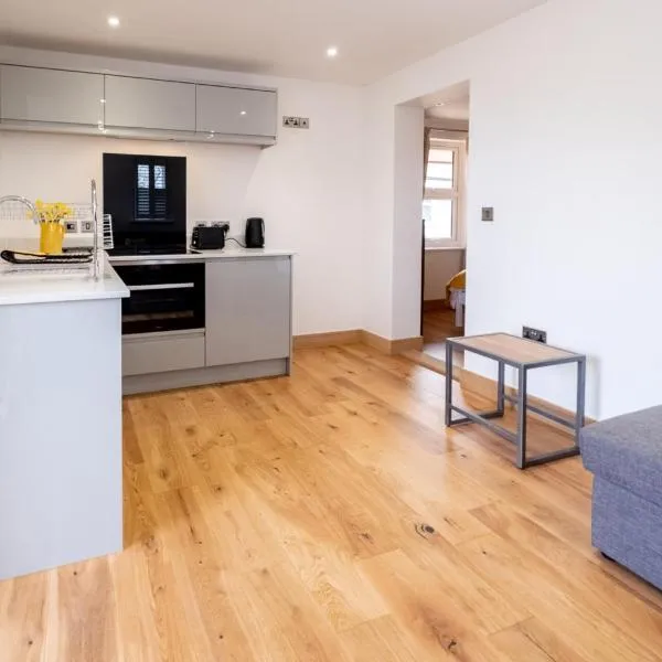Oak - Three Tuns Apartments, Pettistree, Wickham Market - by Aldeburgh Coastal Cottages, hotel in Pettistree