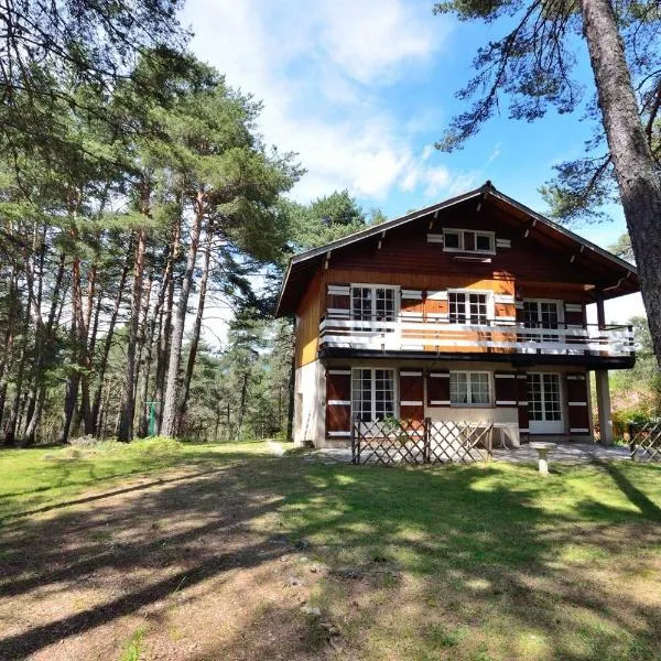 Large Riverside Chalet Near Gorges du Verdon, hotel v destinaci La Bastide