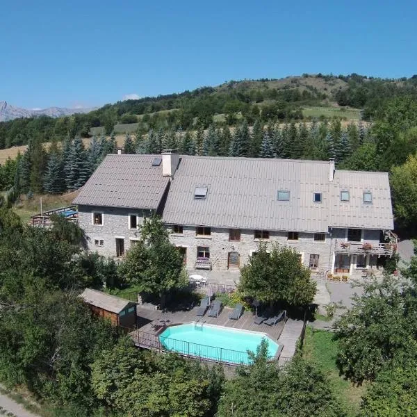 Chambre d'Hôtes La Grange des Ecrins, hotel a Chabottes