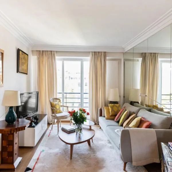 Bright and charming two-bedroom close to Eiffel Tower Paris
