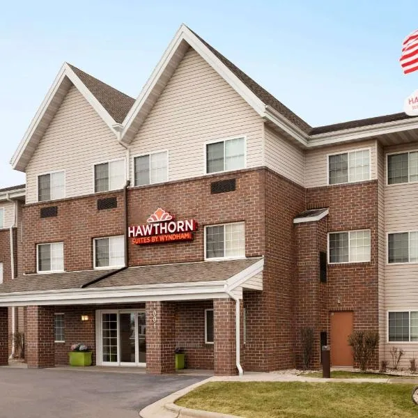Hawthorn Suites By Wyndham Oak Creek/Milwaukee Airport, hotel em Greendale