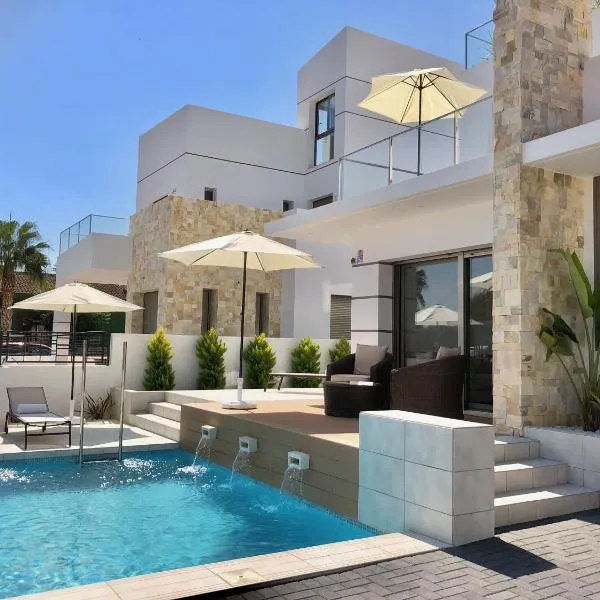 Luxury Villa4you, hotel i Los Alcázares