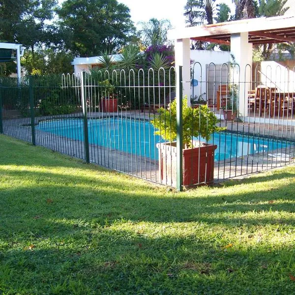 Haus Victoria Self Catering Cottages, hotel in Oudtshoorn