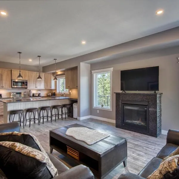 Semi-Lakefront Luxury Retreat In Blind Bay, Bc Cottage，Blind Bay的飯店