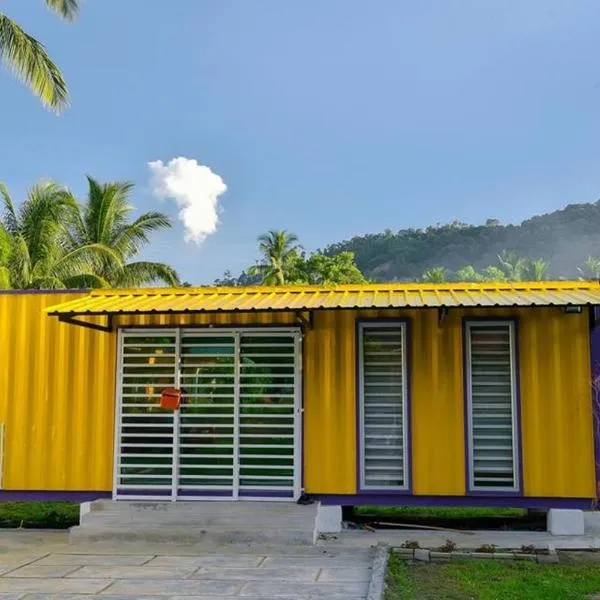 Yellow Cube at Lumut Cube Homestay Kontena, hotell i Lumut