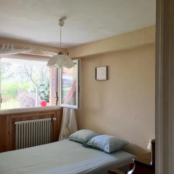 Chambre avec vue sur jardin – hotel w mieście Charnay-lès-Mâcon