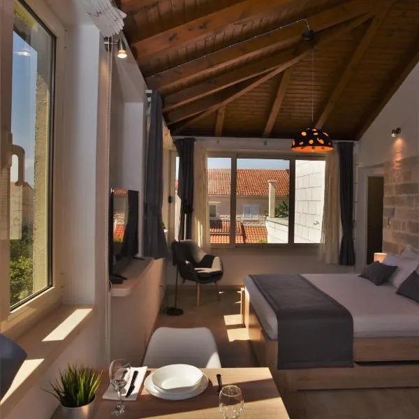 APARTMENTS4YOU SUPETAR 1,2,3&4 -the BEST and MOST POPULAR apartments for DISCOVERING the island - free parking - 200 meters from the beach, khách sạn ở Supetar