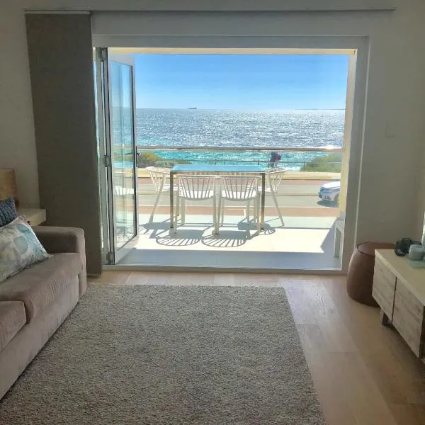 Cottesloe Beachfront Ocean View Apartment, hotel sa Perth