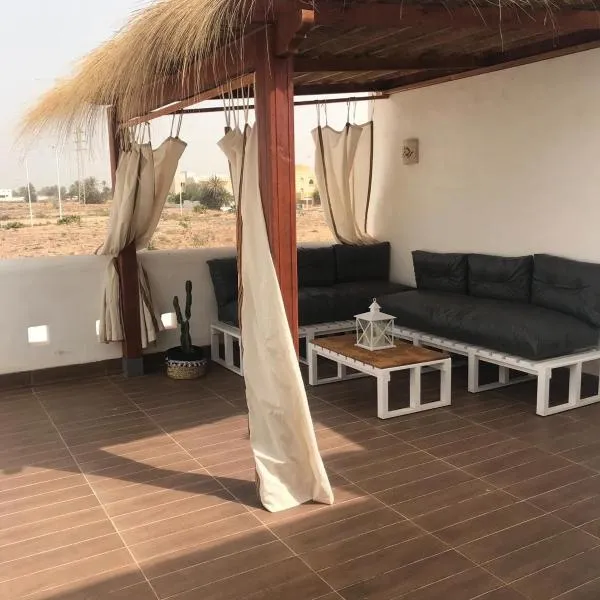 Villa avec piscine, hotel in Triffa