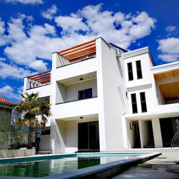 Apartments STAR with Pool, hotel v destinácii Biograd na Moru