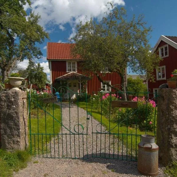 Bullerbyn - Mellangården - Astrid Lindgren's family house، فندق في Hjältevad