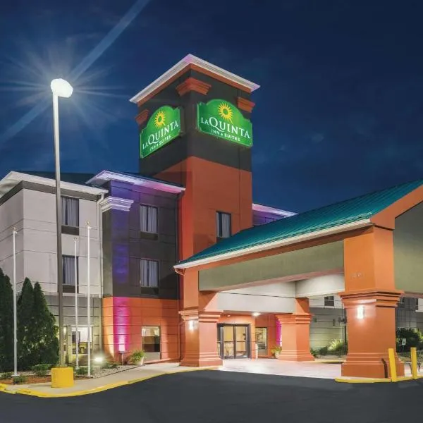 La Quinta Inn & Suites by Wyndham Louisville East: Louisville şehrinde bir otel