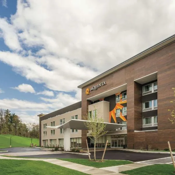 La Quinta Inn & Suites by Wyndham Clifton Park Saratoga Area 1749 Route 9, hotel v destinaci Clifton Park