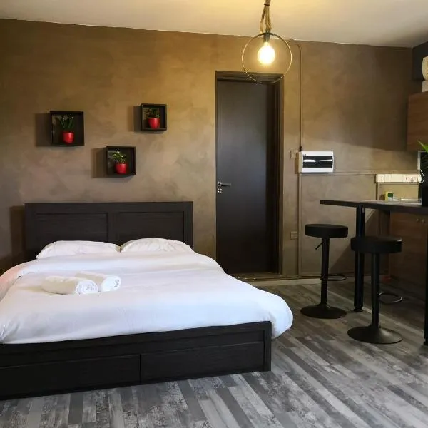 The room, готель у місті Tersephanou