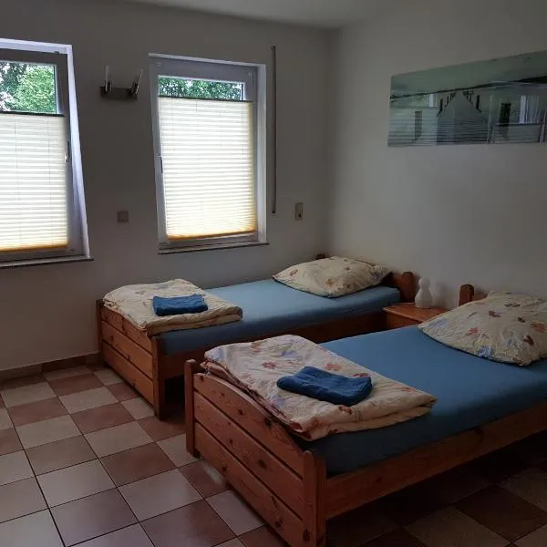 Gästezimmer auf dem Campingplatz Konz, hotel in Konz