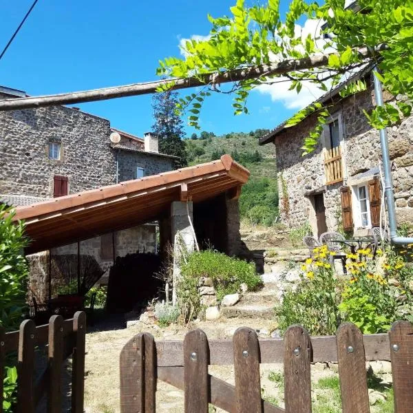 Les pentes du chateau de Retourtour, hotel in Lamastre