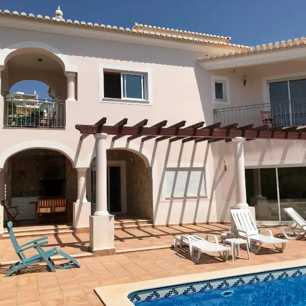 Lovely Burgau villa just 3 mins walk from beach, hotel in Budens