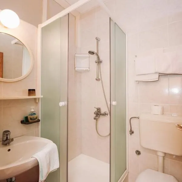 Apartments & Rooms Peranic, hotel in Novalja