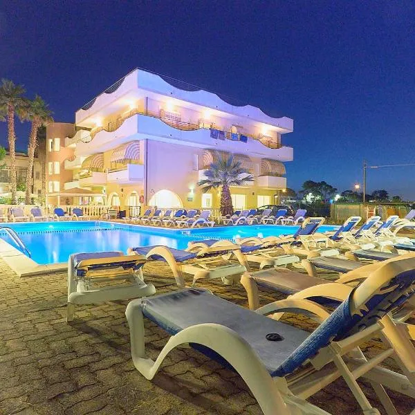 Hotel Rivadoro-Spiaggia ombrellone e lettini inclusi-Piscina-Parcheggio, hotel din Martinsicuro
