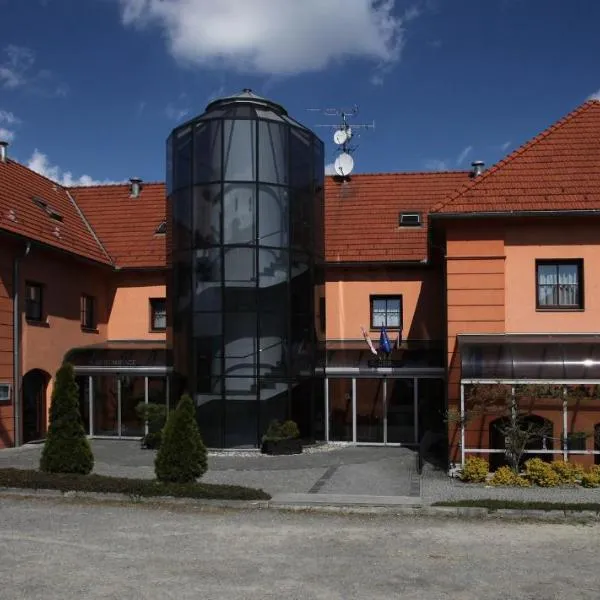 Zámecký Hotel Zlatý Orel, hotel a Hranice