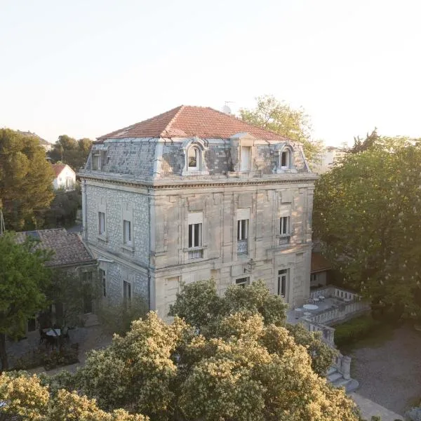 Logis Hôtel Résidence Les Cèdres, hotel v destinaci Villeneuve-lès-Avignon