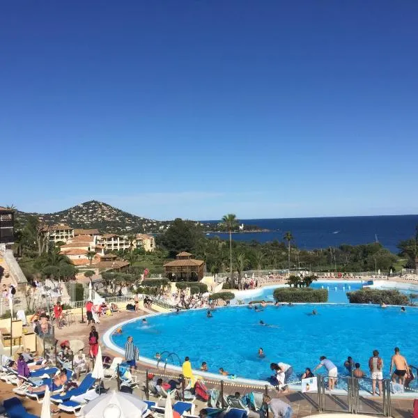Appartement à Cap Estérel Village Pierre et Vacances Quartier Belvédère Piscines et parking inclus, hotel en Agay