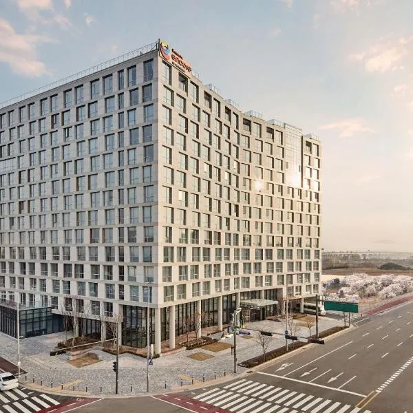 Ramada Encore by Wyndham Gimpo Han River Hotel، فندق في Gimpo