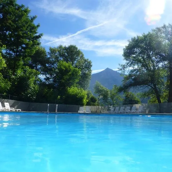 Camping, Hôtel De Plein Air Les Cariamas – hotel w mieście Chateauroux-les-Alpes