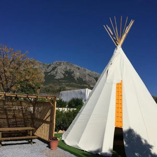 Casa Bella Teepees, hotel v destinaci Zújar