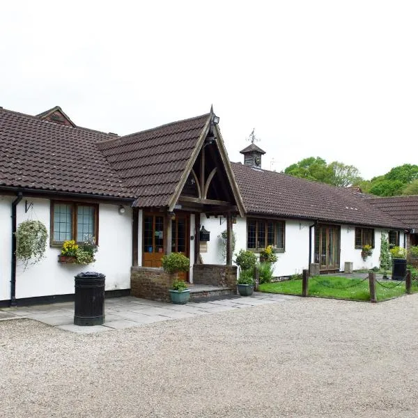Little Foxes Hotel & Gatwick Airport Parking, hotel in Ockley