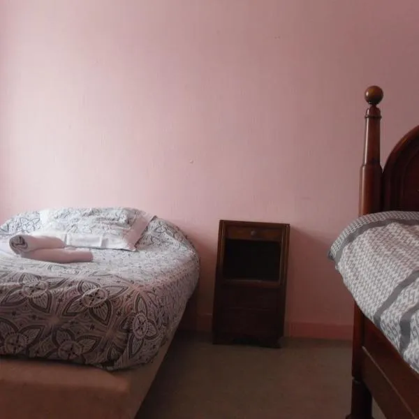 l'escale gourmande, hotel v destinaci Châlus