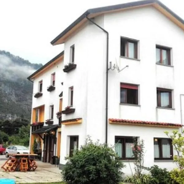 Albergo alla Pineta, hotel v destinaci Villa Santina