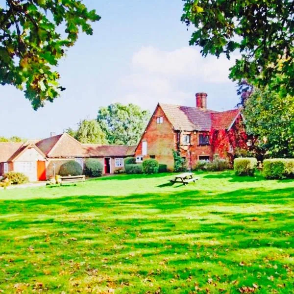 Oldlands Farmhouse Gatwick, hotel in Horley
