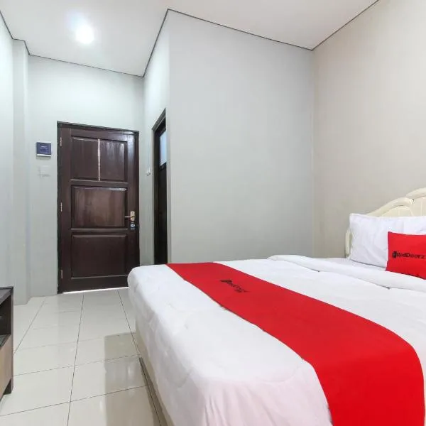 RedDoorz near Solo Balapan Station 2, hotel in Solo