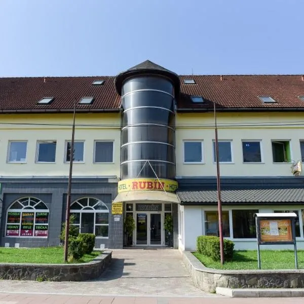 Hotel Rubín, מלון בStropkov