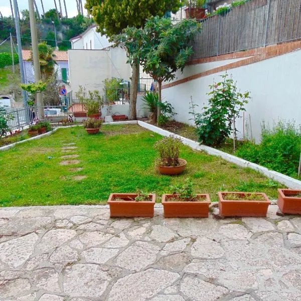 N209 - Numana, bilocale con giardino a 100 metri dal mare, hotel en Numana